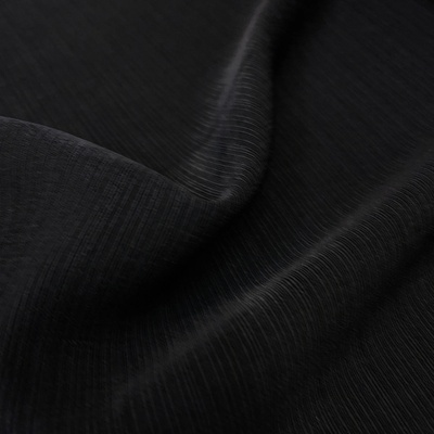 Matný lesk, černá pevná a padavá oblekovka, polyester