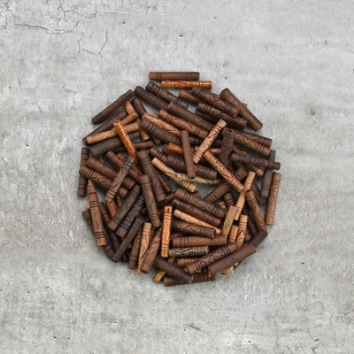Hlinené korálky, dlhé, zdobené, 19 x 3 mm, 25 g