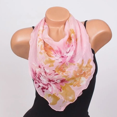 Копринено фишу в розово с флорални мотиви