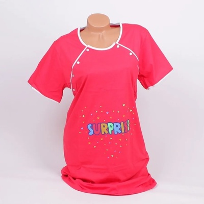 Нощница за кърмене в ярко червено с цветен надпис