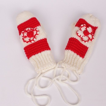 Плетени зимни ръкавици в бял и червен цвят с един пръст и декорирани с цвете