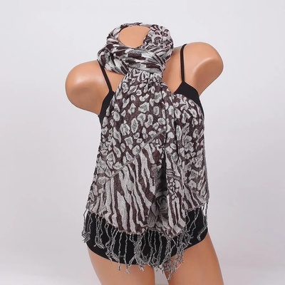 Ефектен шал в кафяво с бели цветя и шарки