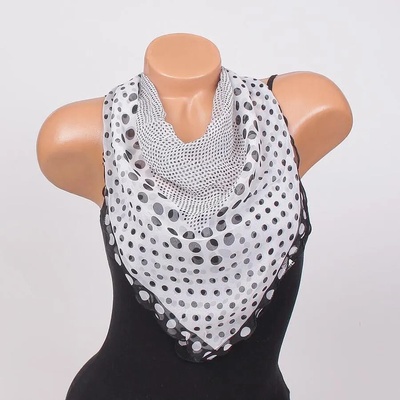 Бяло копринено фишу с черни точки