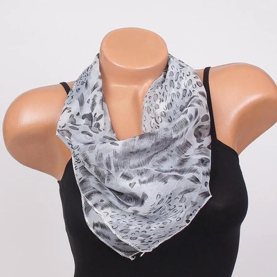 Стилно фишу в сиво с черни шарки