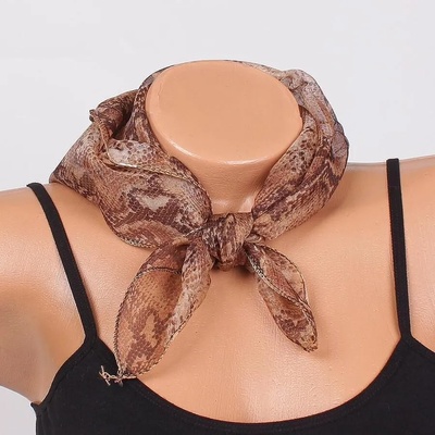 Модно дамско фишу със змийски десен в кафяво