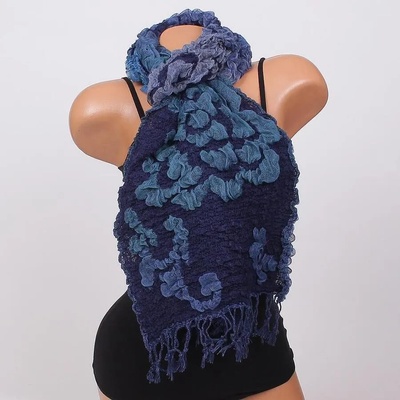 Ефектен дамски шал в синьо с релефен десен