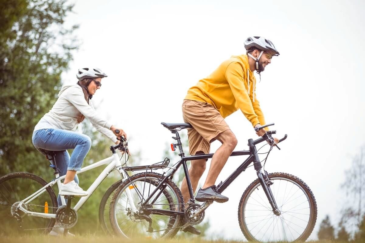 Cuplu într-o excursie cu bicicleta