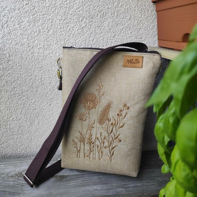 Joan Atelier Luční Háta crossbody taštička strojová výšivka