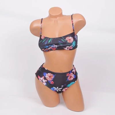 Черен бански с пъстри цветя - чашка В