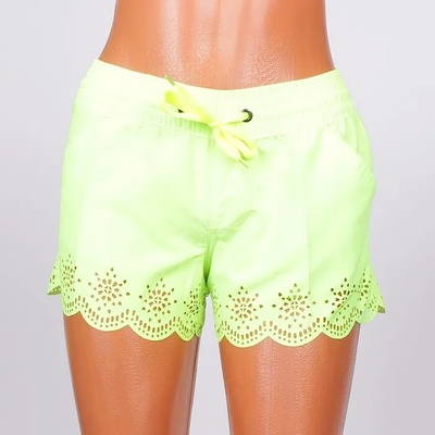 Дамски къси панталони в светлозелено