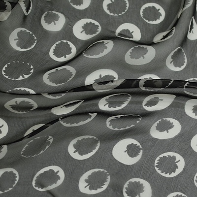 Hedvábný šifon černý, bílé puntíky s černými listy, š.140