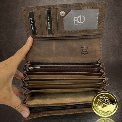 Tmavě hnědá kožená kasírka EXCLUSIVE Leather s monogramem robustní a elegantní ražba monogram u A Okrasně Monotype Cors.