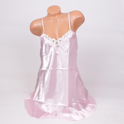 Нежна сатенена нощница в розов цвят с дантела