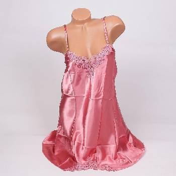 Пастелно-розова сатенена нощница с дантела на цветя