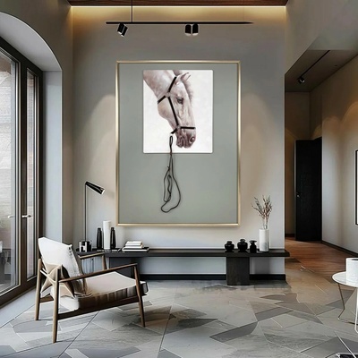 Interiérový umelecký obraz koňa v ráme s koženým popruhom - STALLION 90 × 120 cm