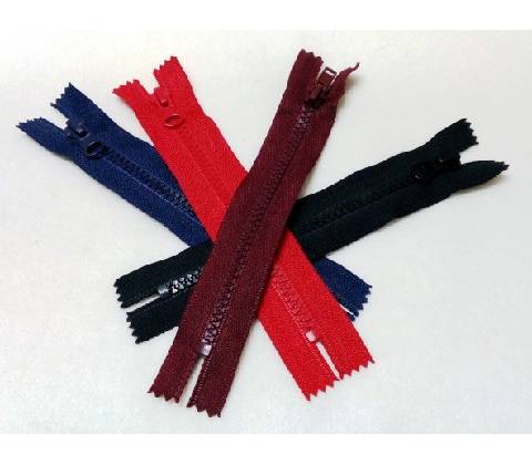 Zip kostěný 22 cm