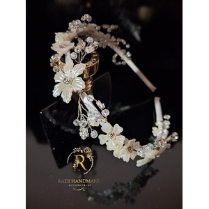 Radi handmade Перлена диадема с бели цветя и кристали (990)
