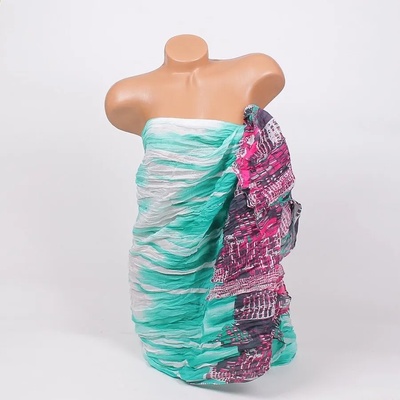 Парео за плаж в бяло и зелено с картина на сгради