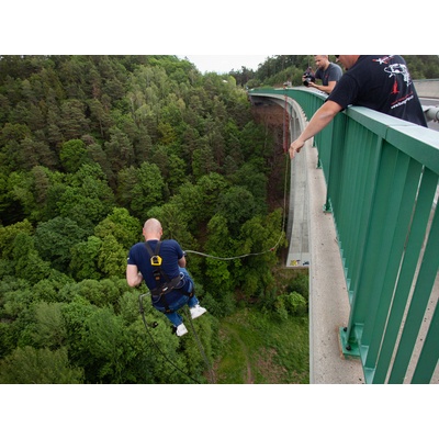 Chomutov: Bungee jumping na Kienově houpačce