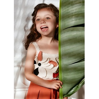 Abel & Lula Къс плетен потник в бяло с големи цветя Abel&Lula