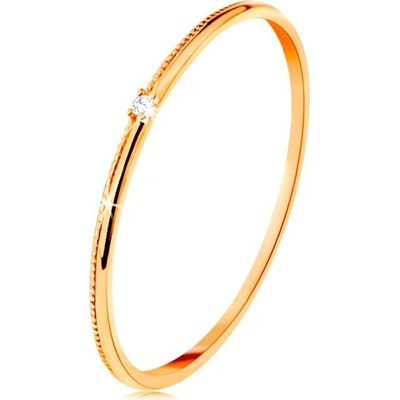 Šperky Eshop Prsten ve žlutém zlatě drobný čirý zirkon jemně vroubkovaná ramena S3GG198