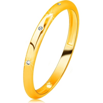 Šperky Eshop Briliantový prsten ze žlutého zlata tři kulaté čiré diamanty hladký povrch S3BT507.18