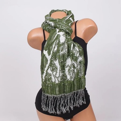 Мек и топъл шал в зелено и бяло с рози