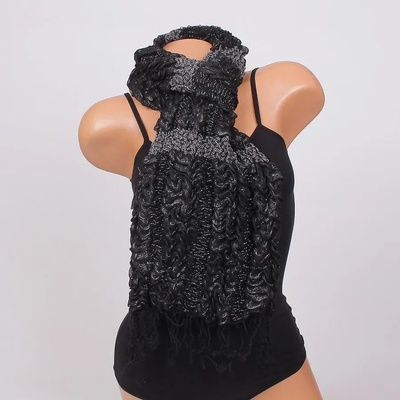 Стилен дамски шал в черно с ламе