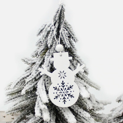 TrendyVeci Vianočná ozdoba so šnúrkou na stromček drevený biely snehuliak TV1905