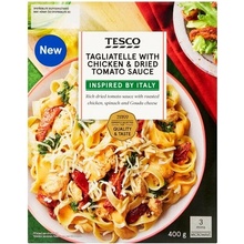 Tesco Vařené těstoviny s omáčkou z polosušených rajčat, kousky kuřecích prsou, špenátem a sýrem 400 g