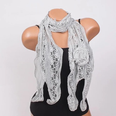Светло сив дантелен шал с цвете