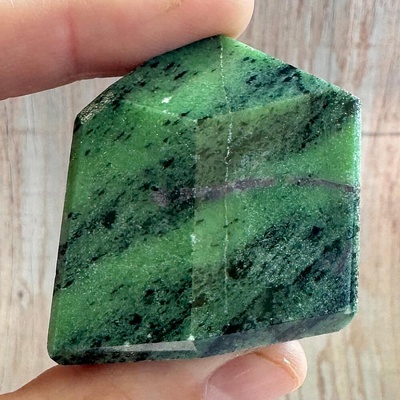 Nefertitis Rubín v zoisitu špice - obelisk 24 NF51035 - cca 3,9 x 4,2 cm, 110 g