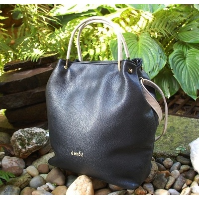 Kabelka zlaté kovové rúčky crossbody "e m b i" čierna