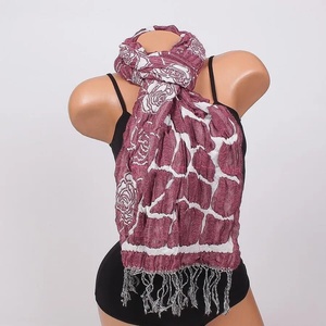  Дамски шал в розово и бяло с рози