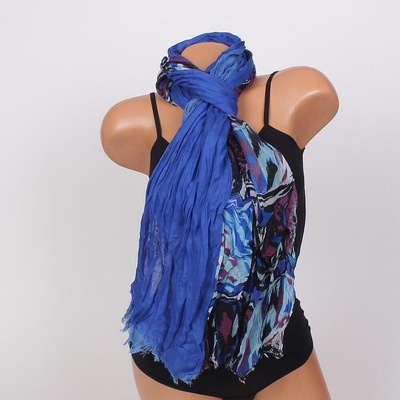 Дамски шал в синьо с цветни орнаменти