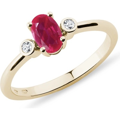 Klenota Zlatý prsteň s oválnym rubínom a bezel diamantmi R0490703