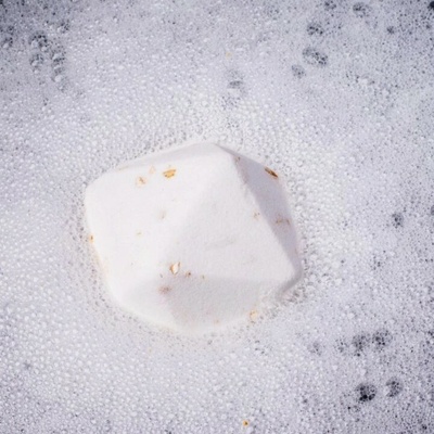 Bloombee Sensitive skin bomba do kúpeľa s kozím mliekom 110 g
