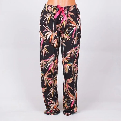 Дълъг черен панталон с шарени екзотични листа