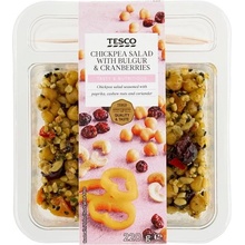 Tesco Salát z vařené cizrny s vařeným bulgurem a sušenými proslazenými klikvami 220 g