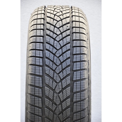 Goodyear UltraGrip Performance 235/55 R18 104H