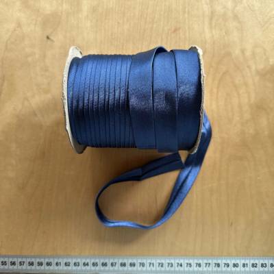 Atlasový šikmý proužek Navy 15mm