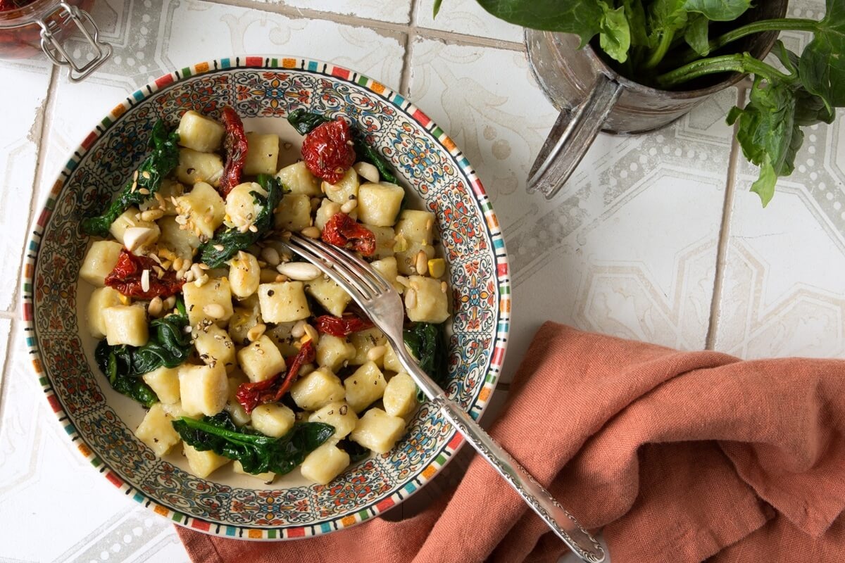 Gnocchi s paradajkami, rukolou a píniovými orieškami