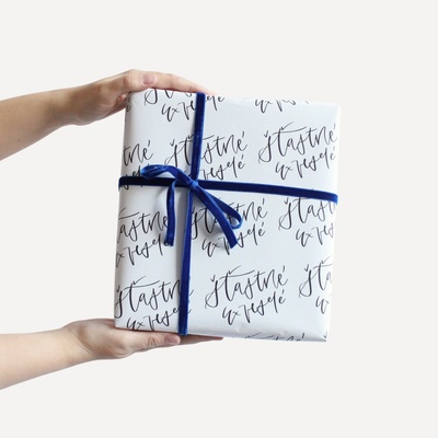 Bella Rose Vánoční balicí papír Šťastné a Veselé – 5 m, bílá barva – Zboží Mobilmania