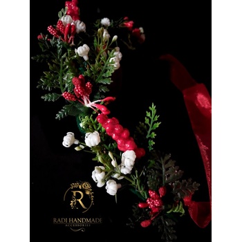 Radi handmade Венче с зелени листа, бели цветя и червена декорация (748)