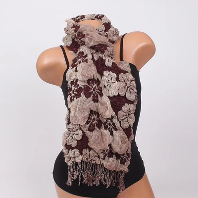 Зимен шал в кафяво и бежово с ефектни цветя и ламе