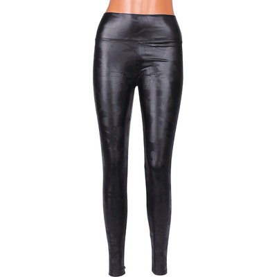 Ефектен клин в черно от еко кожа с принт