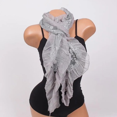 Дантелен шал в сиво с цветенца и къдрички