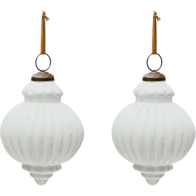 Set dvou bílých skleněných vánočních ozdob Kave Home Irlo 13 cm