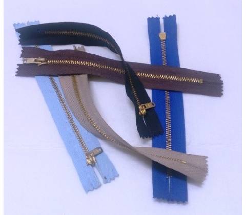 Zip mosazný 16 cm
