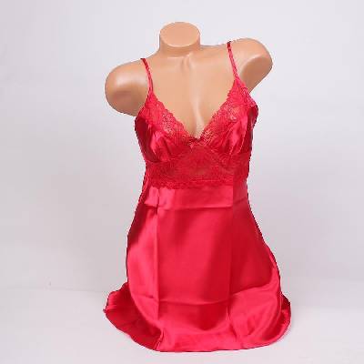 Сатенена нощница в червено с прекрасна дантела